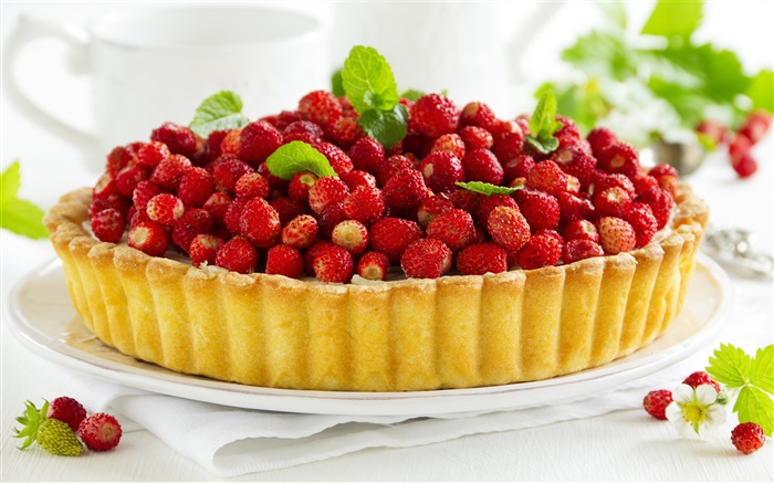 Strawberries piled on the cake Wallpapers Pictures Photos Images