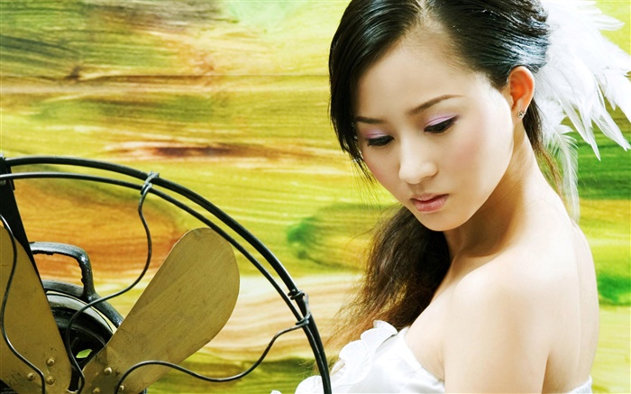Girl with fan Wallpapers Pictures Photos Images