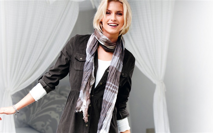 Lena Gercke 03 Wallpapers Pictures Photos Images