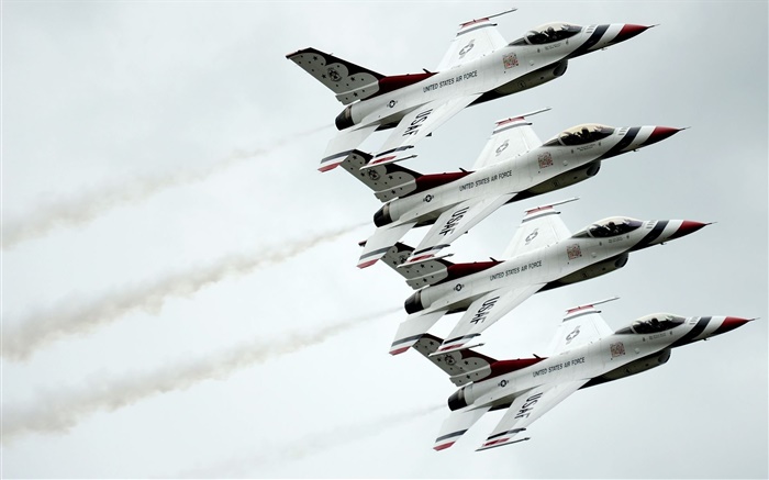 Dynamics F-16 fighter in sky Wallpapers Pictures Photos Images