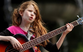 Girl use guitar, singing