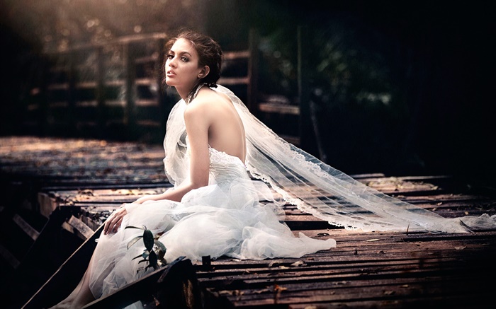 Lonely bride, white dress, look back Wallpapers Pictures Photos Images