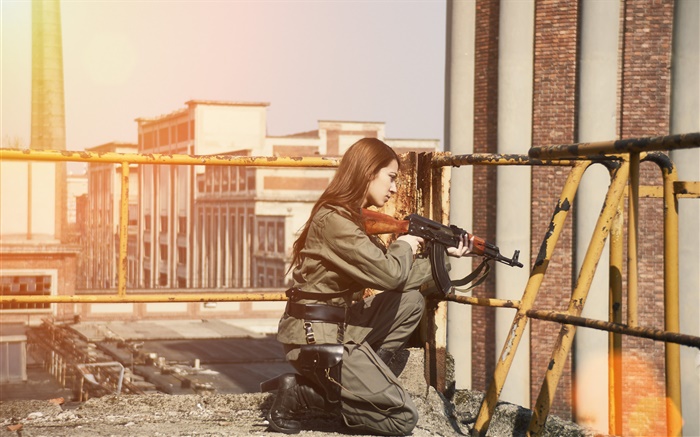Girl use automatic gun Wallpapers Pictures Photos Images