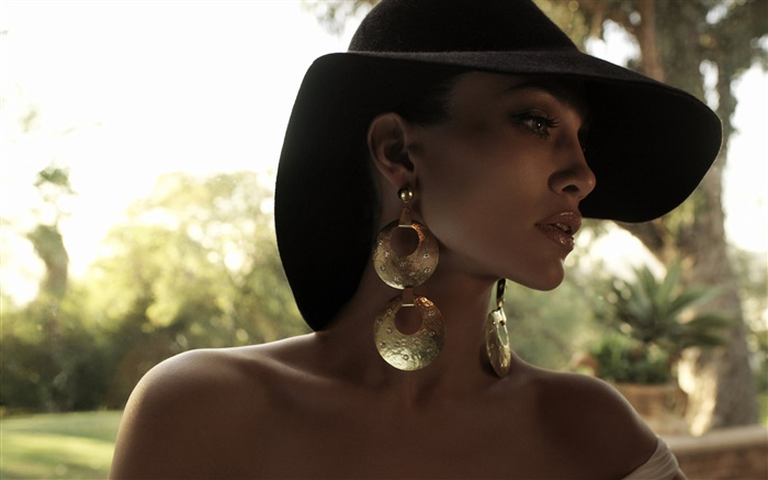 Girl and hat, earring Wallpapers Pictures Photos Images