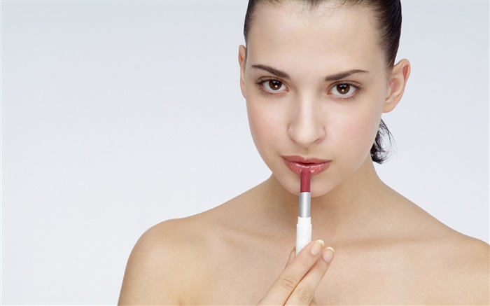 Girl use lipstick Wallpapers Pictures Photos Images