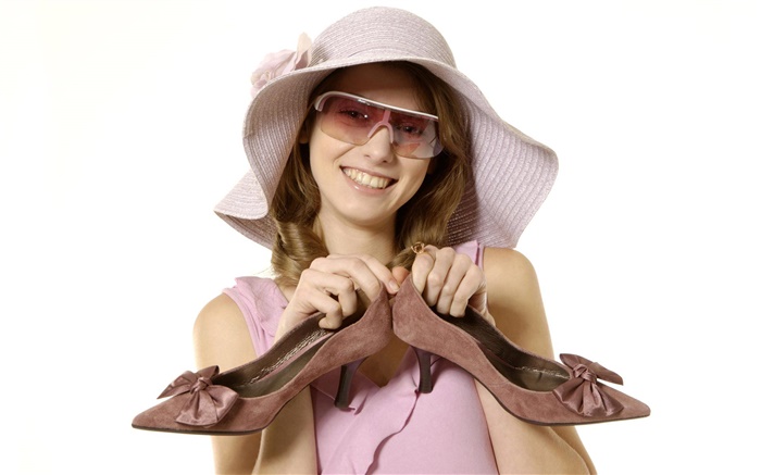 Happy girl like her shoes Wallpapers Pictures Photos Images