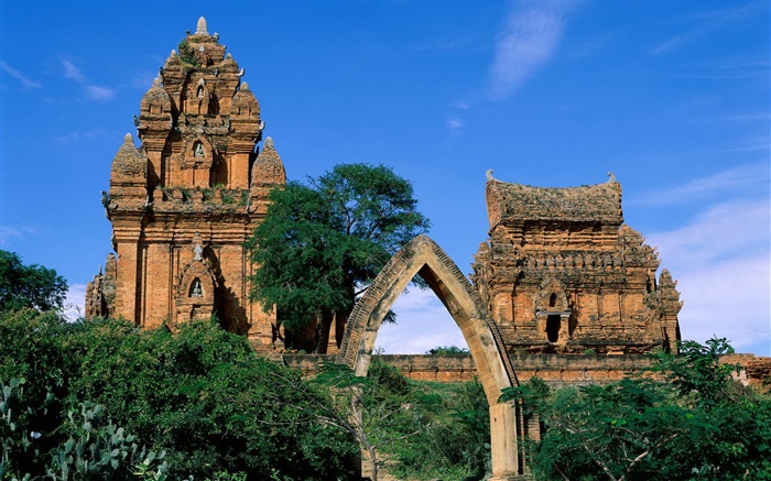 Thailand travel, Chiang Mai, temple, trees, blue sky Wallpapers Pictures Photos Images