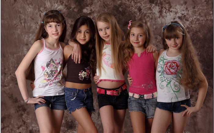 Fashion show, five lovely little girls, children Wallpapers Pictures Photos Images