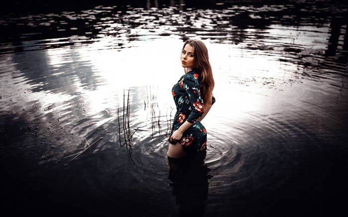Girl in the pond water Wallpapers Pictures Photos Images