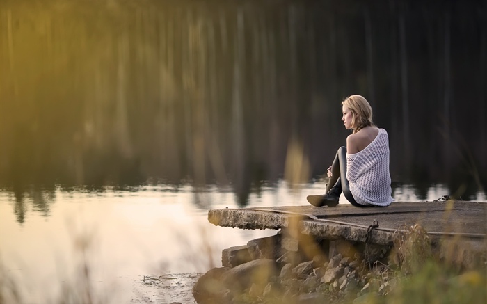 Girl sit at lake side Wallpapers Pictures Photos Images
